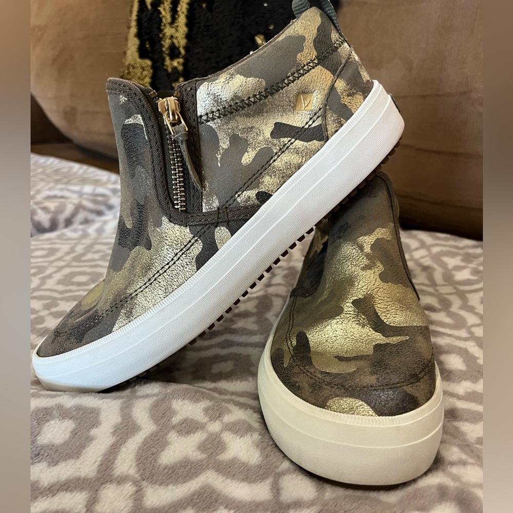 Sperry size 7 women’s Crest Lug Camouflaged Chukka Sneaker